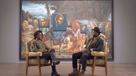 Titus Kaphar和Zoé Whitley坐在艺术家的艺术品前